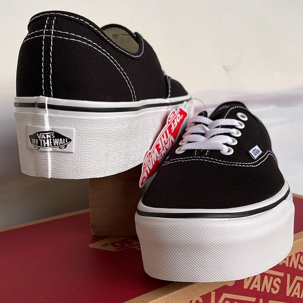 Vans Men’s Authentic Stacked
Canvas Black/True White
VN0A5KXXBMX
Platforms - Picture 9 of 16